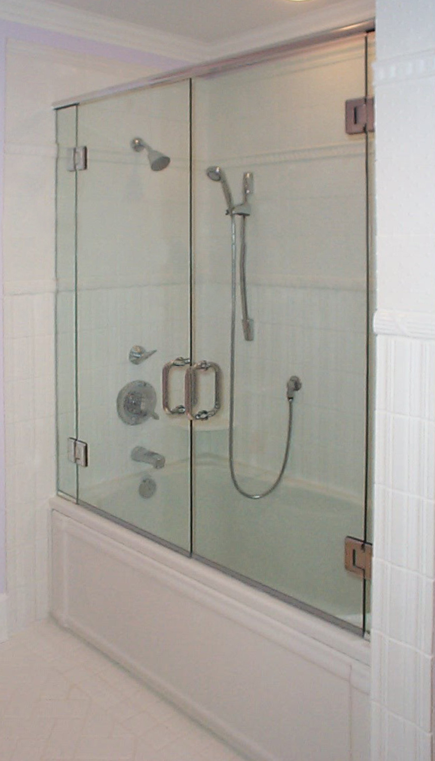 20 Frameless tub with header